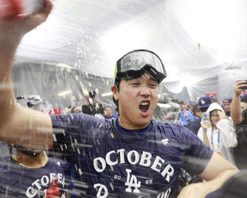地区シリーズ進出を決め、美酒を浴びるドジャース大谷