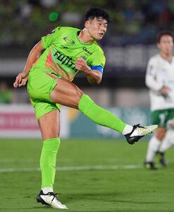 湘南対東京V　前半、シュートを放つ湘南･鈴木(撮影･小島史椰)