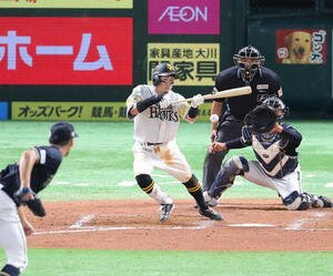 ソフトバンク対オリックス　5回裏ソフトバンク1死一、二塁、牧原大は二内野安打を放つ(撮影･梅根麻紀)