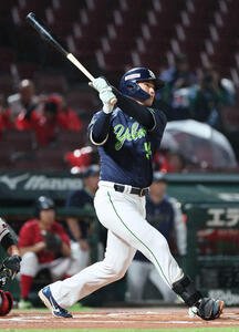 広島対ヤクルト　1回表ヤクルト無死、田中は右越え二塁打を放つ(撮影･加藤孝規)