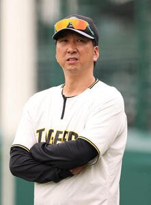 練習を見守る阪神藤川監督(撮影･上田博志)