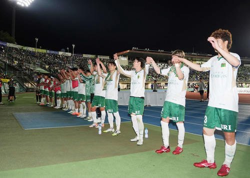 湘南対東京V　湘南に勝利しスタンドにあいさつをする東京Vの選手たち(撮影･小島史椰)