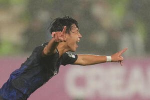 日本－ニュージーランド　先制ゴールを決めて喜ぶ小倉幸成(AP)