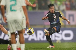 日本－ニュージーランド　左足ミドルシュートで先制ゴールを決める小倉幸成(左＝AP)