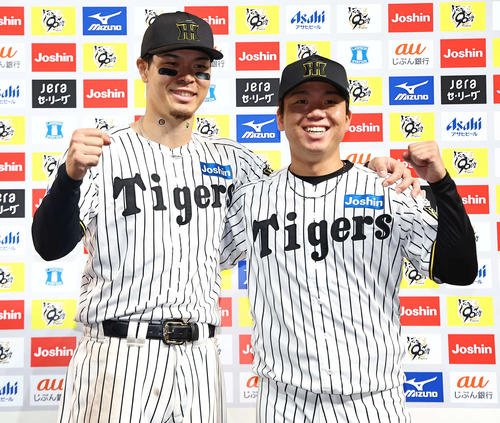 阪神佐藤輝明(左)と村上頌樹(2025年撮影)