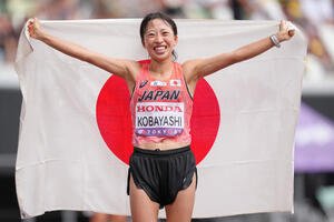 女子マラソンで7位入賞を果たし日の丸を手に笑顔を見せる小林(2025年9月14日撮影)