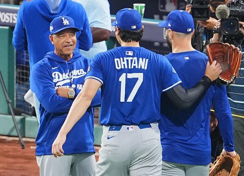 地区シリーズフィリーズ対ドジャース　前日練習に参加し、ロバーツ監督(左)と話すドジャース大谷。右はスコット(撮影･菅敏)