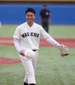 法大対早大大　始球式を務めた早大OBの青木宣親氏(撮影･柴田隆二)　　