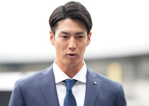 ロッテ対日本ハム　あいさつに訪れた日本ハム若林は取材に応じる(撮影･鈴木みどり)