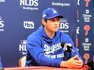 記者会見するドジャースの大谷