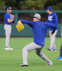 地区シリーズフィリーズ対ドジャース　前日練習に参加し、キャッチボールをするドジャース佐々木(撮影･菅敏)