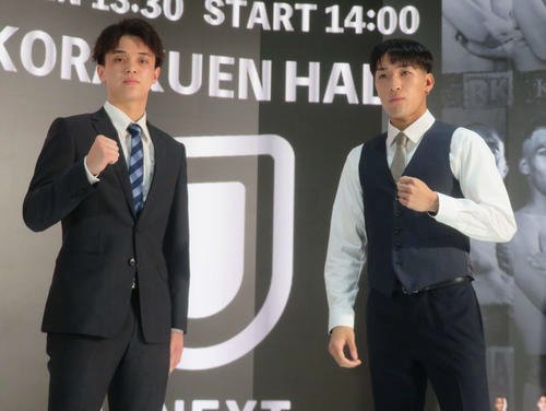 東日本新人王決勝会見で対戦相手と顔を合わせたスーパーライト級の磯谷広太(左)と落合昭斗