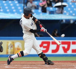 法大対早大　4回表法大1死一塁、松下は左越えに本塁打を放つ(撮影･柴田隆二)　　