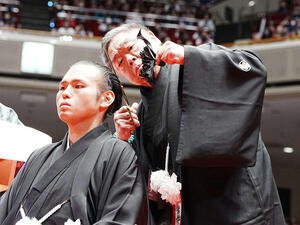 貴景勝引退湊川襲名披露大相撲で師匠の常盤山親方(後方)に止めばさみを入れてもらう湊川親方(撮影･小沢裕)