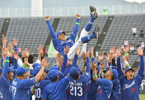 巨人対中日　ファーム日本一を決め、ナインから胴上げされる中日落合2軍監督(撮影･岩下翔太)