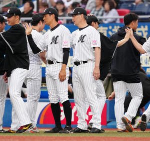 ロッテ対日本ハム　日本ハムに勝利し、ナインを迎えるロッテ吉井監督(中央)(撮影･鈴木みどり)