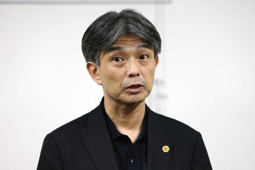 柏対横浜　試合前、取材に応じる横浜の中山昭宏社長(撮影･宮地輝)