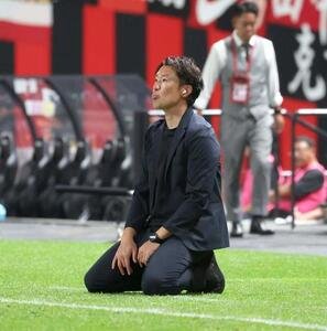 札幌対山形　試合後、膝をつく札幌柴田監督(撮影･黒川智章)