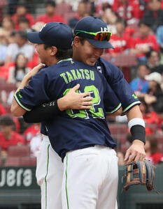 広島対ヤクルト　高津監督と抱擁する村上(撮影･加藤孝規)