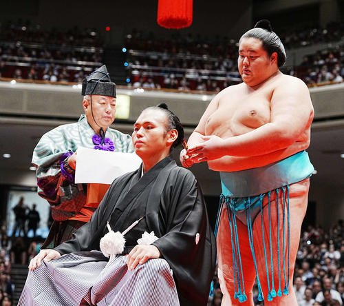 貴景勝引退湊川襲名披露大相撲で琴桜(右)からはさみを入れてもらう湊川親方(撮影･小沢裕)