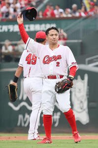 広島対ヤクルト　9回表ヤクルト1死　交代となり、ファンに手を振る田中(撮影･加藤孝規)