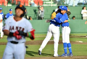 巨人対中日　ファーム日本一を決め、試合を締めた中日根尾(右)はチェイビスと抱き合う(撮影･岩下翔太)