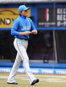 ロッテ対日本ハム　メンバー表最終確認を終えベンチへ戻る日本ハム新庄監督(撮影･鈴木みどり)