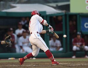 楽天対西武　8回裏楽天無死、安打を放つ岡島(撮影･増田悦実)