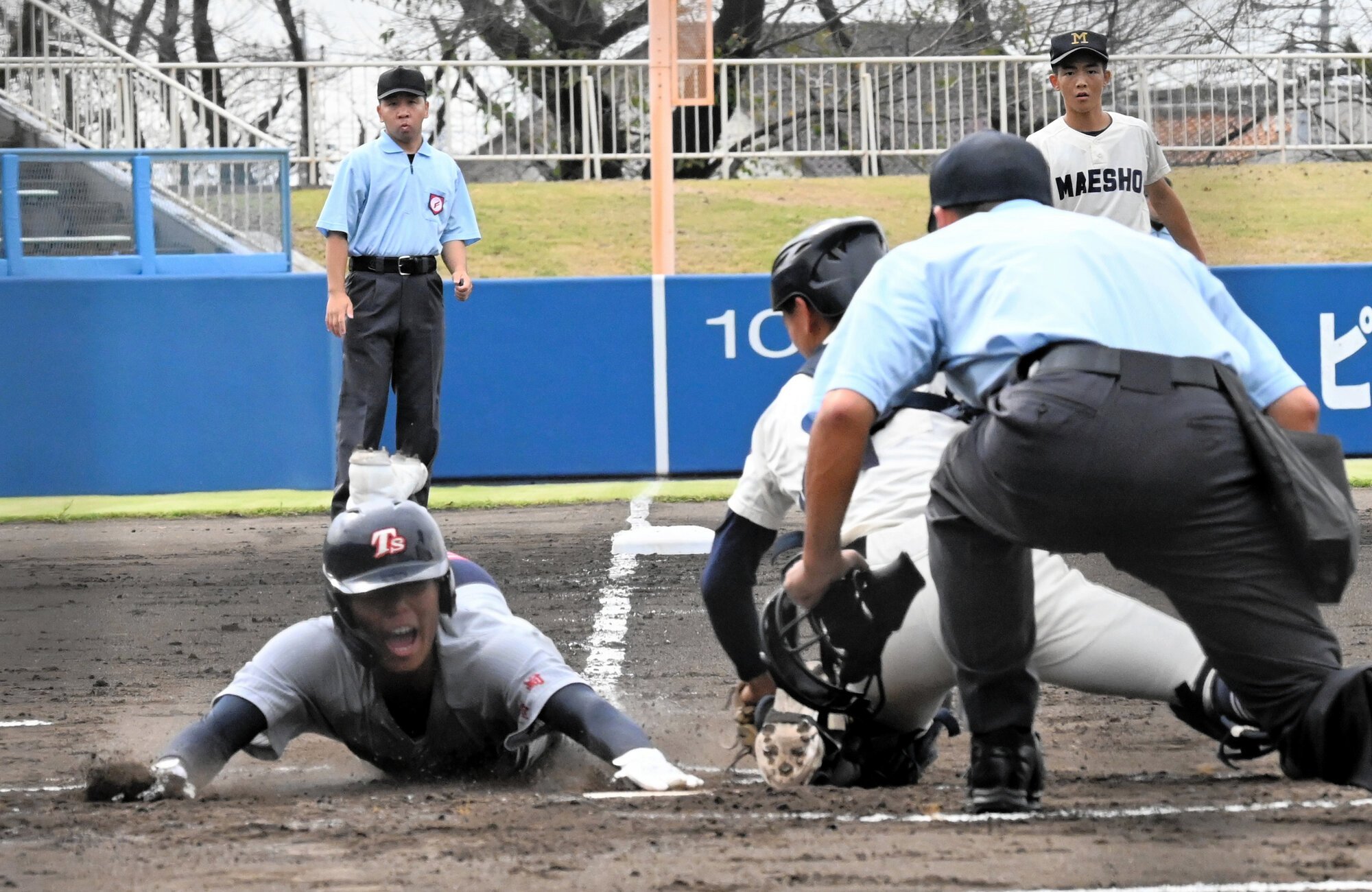 高崎商大付―前橋商　一回表高崎商大付1死一、三塁、藤田のスクイズで渡辺大が生還、3点目を挙げる=2025年10月4日午前9時37分、小倉クラッチ、八木正則撮影