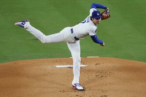 フィリーズ戦の一回表、力投するドジャース先発の大谷翔平=金居達朗撮影