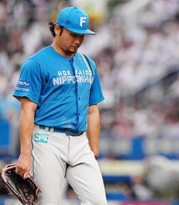 ロッテ対日本ハム　8回裏を終え、うつむきながらベンチへ戻る日本ハム伊藤(撮影･鈴木みどり)