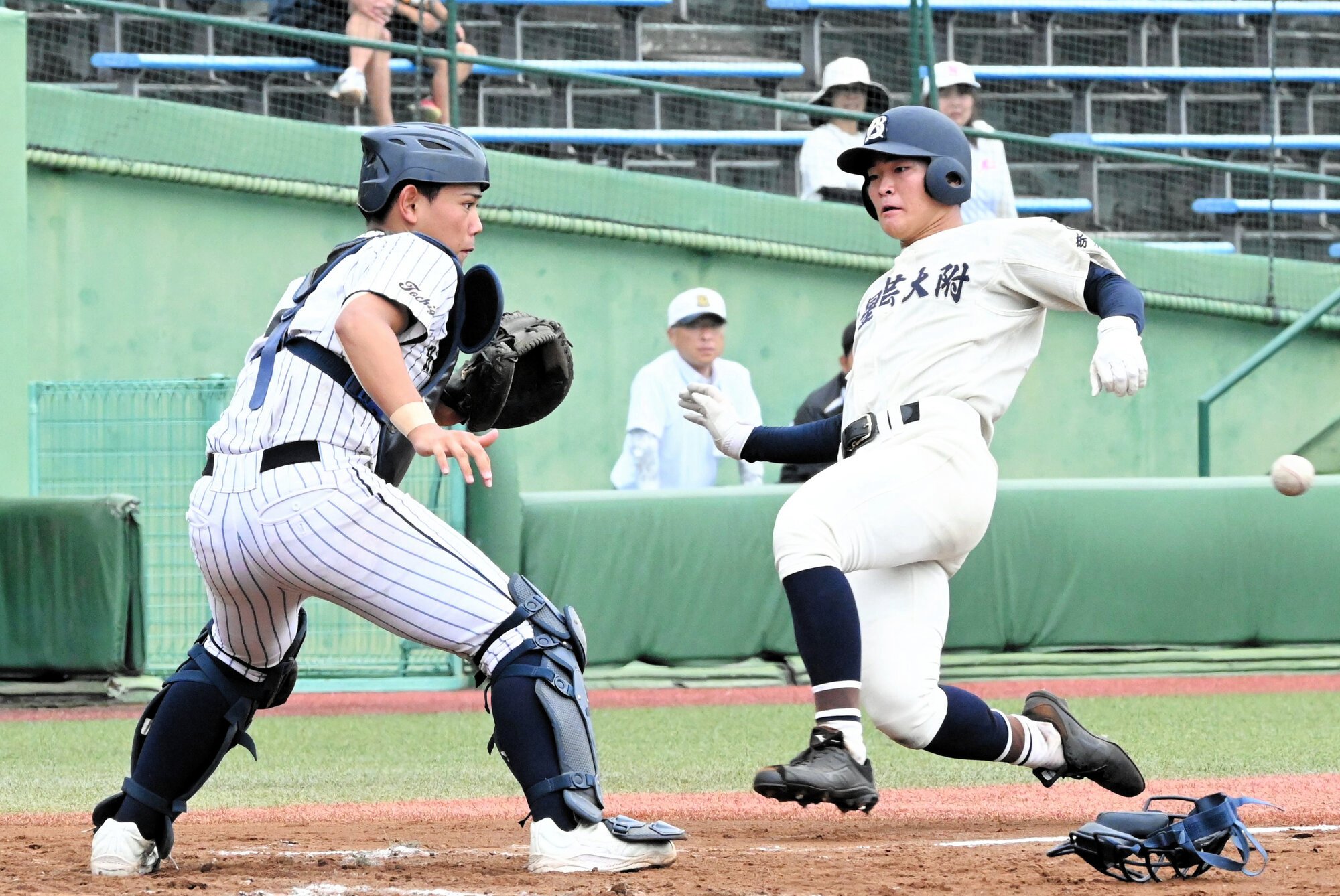 文星芸大付―幸福の科学学園　文星芸大付九回、相手守備の乱れで津久井雷仁(2年)が生還し、4点目を挙げる=2025年10月4日、宇都宮清原球場、津布楽洋一撮影