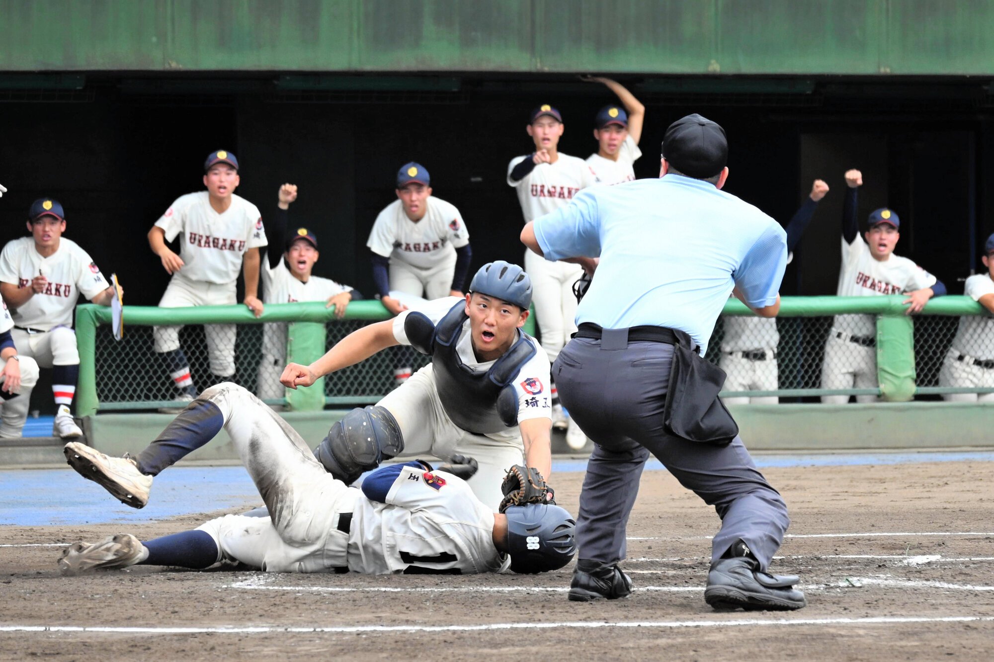 四回表、先制点となる本塁を踏んだ上尾の辻岡=2025年10月4日午前9時49分、県営大宮、折井茉瑚撮影