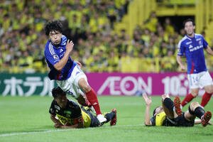 柏対横浜　前半、ネットを揺らすもVARの結果ノーゴールとなる横浜谷村(撮影･宮地輝)