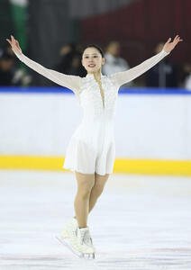 女子SPの演技を終え、笑顔を見せる三宅(撮影･前田充)