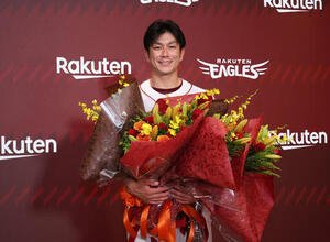 楽天対西武　引退会見で花束を手に笑顔を見せる楽天岡島(撮影･増田悦実)