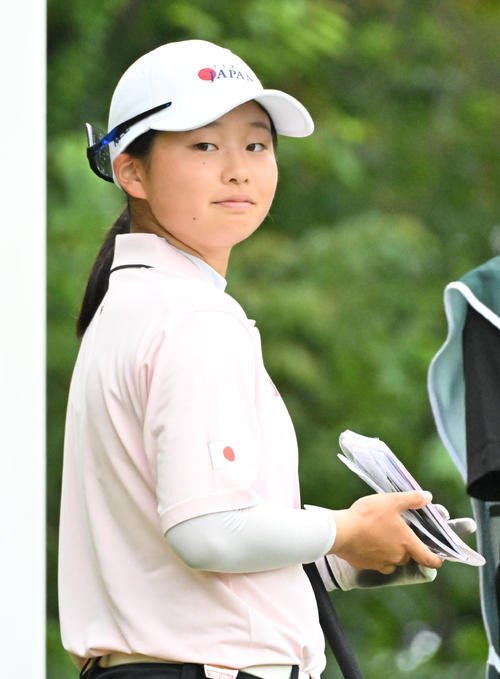 8番、ティーショット前に振り返る広吉(撮影･石井愛子)