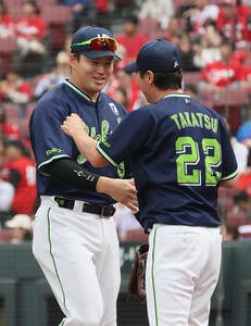 広島対ヤクルト　高津監督(右)と握手する村上(撮影･加藤孝規)