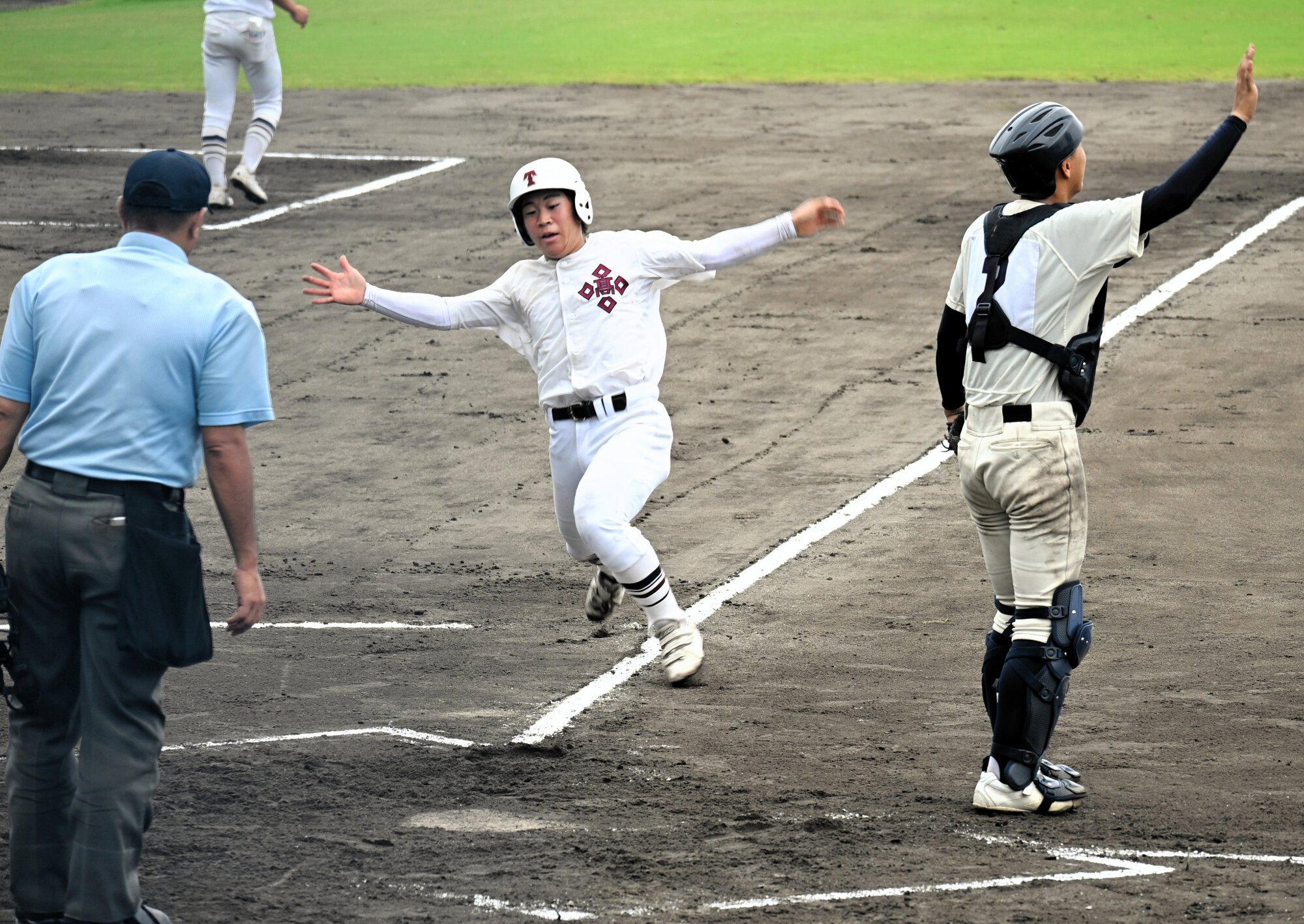 高知中央―土佐　七回裏土佐、岸の中前打で二塁走者･小谷が生還=2025年10月4日午後2時20分、県立春野、大西史晃撮影