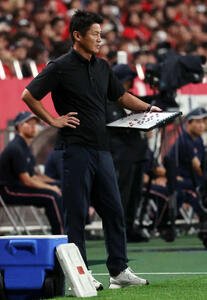 浦和対神戸　後半、ホワイトボードを持ち、戦況を見守る神戸吉田監督＝2025年10月4日(撮影･山本朝陽)