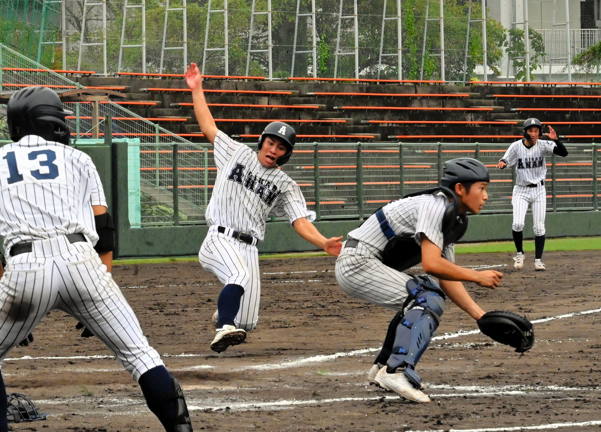 海部―阿南光　阿南光四回裏、小田の適時打で走者2人が生還し逆転=2025年10月4日午後2時18分、むつみスタジアム、鈴木史撮影