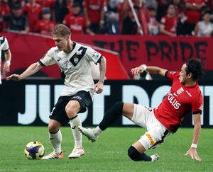 浦和対神戸　後半、ボールをキープする神戸酒井(左)とスライディングでボールを奪いに行く浦和渡辺(撮影･山本朝陽)