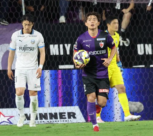 京都対川崎F　前半、同点ゴールを決めた京都須貝はボールをセンターサークルに運ぶ(撮影･西尾就之)