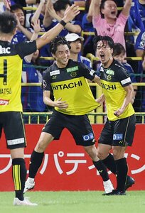 前半、ゴールを決め喜ぶ柏の選手たち