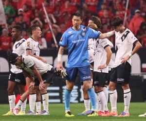 試合に敗れ、下を向く神戸の選手たち＝日刊スポーツ