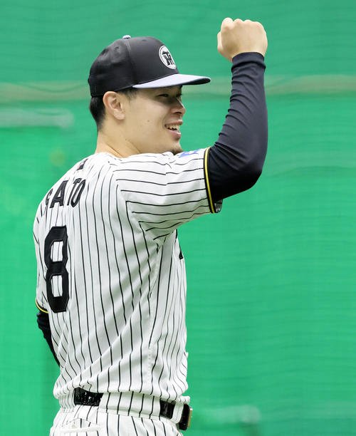 ノックを受け終えガッツポーズを見せる阪神佐藤輝(撮影･加藤哉)