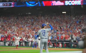 地区シリーズ･フィリーズ対ドジャース　2回裏フィリーズ無死一、二塁、リアルミュートに2点適時三塁打を打たれ、肩を落とす大谷(撮影･菅敏)
