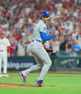 地区シリーズ･フィリーズ対ドジャース　5回裏フィリーズ2死一、二塁、シュワバーを空振りの三振に仕留め、ガッツポーズを見せる大谷(撮影･菅敏)