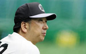 腰掛けてナインの練習を見る阪神藤川監督(撮影･加藤哉)