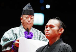 貴景勝引退湊川襲名披露大相撲で師匠の常盤山親方による止めばさみを待つ湊川親方(撮影･小沢裕)